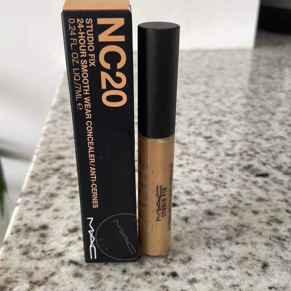 MAC Studio Fix NC20 24 HR Smooth Wear Concealer